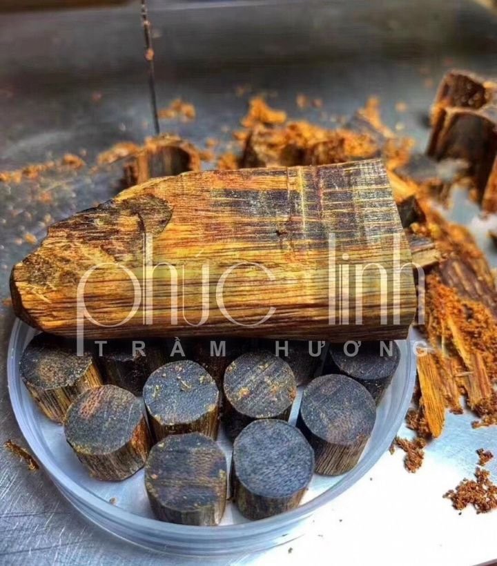 There Are Many Types Of Agarwood - Revealing The Secret Of Real And Fake Agarwood? 3 The Type Of Indo Agarwood Embryos Pressed With Oil Is Hard, Heavy In Weight, And Has A Strong Aroma, Suitable For Making All Kinds Of Agarwood Art: Agarwood Statues, Agarwood Bracelets...
