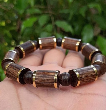 There Are Many Types Of Agarwood - Revealing The Secret Of Real And Fake Agarwood? 6 An Agarwood Bracelet Made From Agarwood Chips