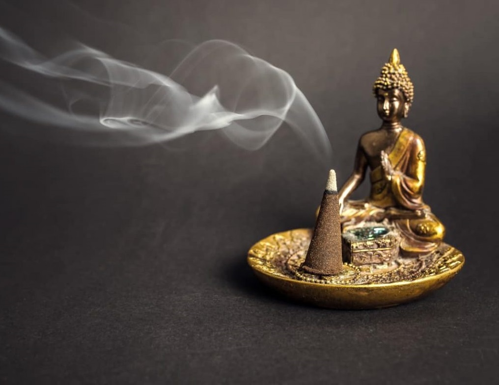 Burn Incense Cones In The House So That The Living Space Has A Relaxing Aroma, Bringing A Pleasant Feeling - Agarwood Uses In Daily Life