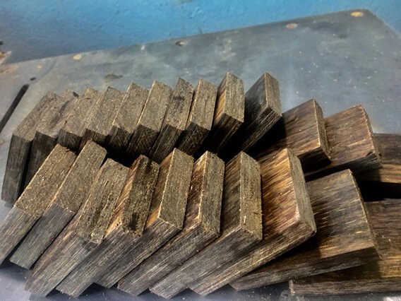 There Are Many Types Of Agarwood - Revealing The Secret Of Real And Fake Agarwood? 4 Agarwood Embryos Chip Are Assembled From Thin Pieces Of Agarwood Chips And Glued Together With A Glue