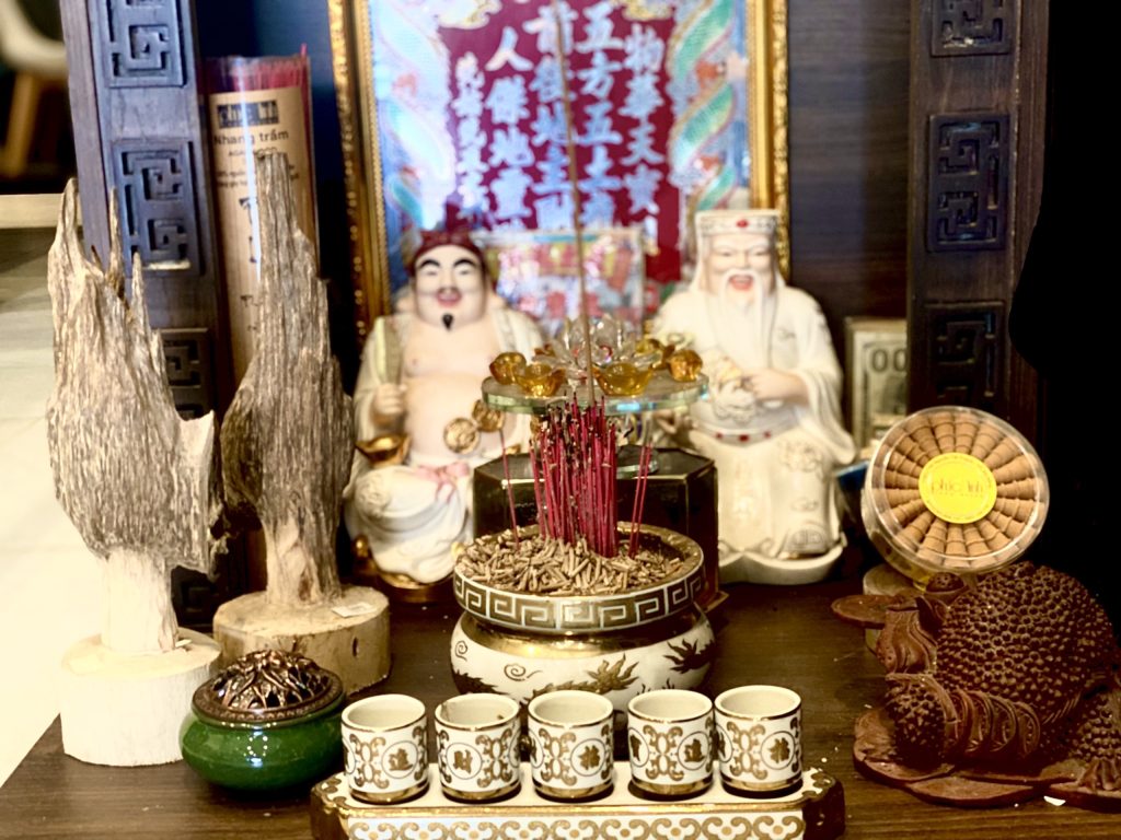 How To Use Cone Incense By Burning Incense Sticks Daily On The Altar In Memory Of Grandparents, And Ancestors Is A Beautiful Culture Of Vietnamese People For Ages.
