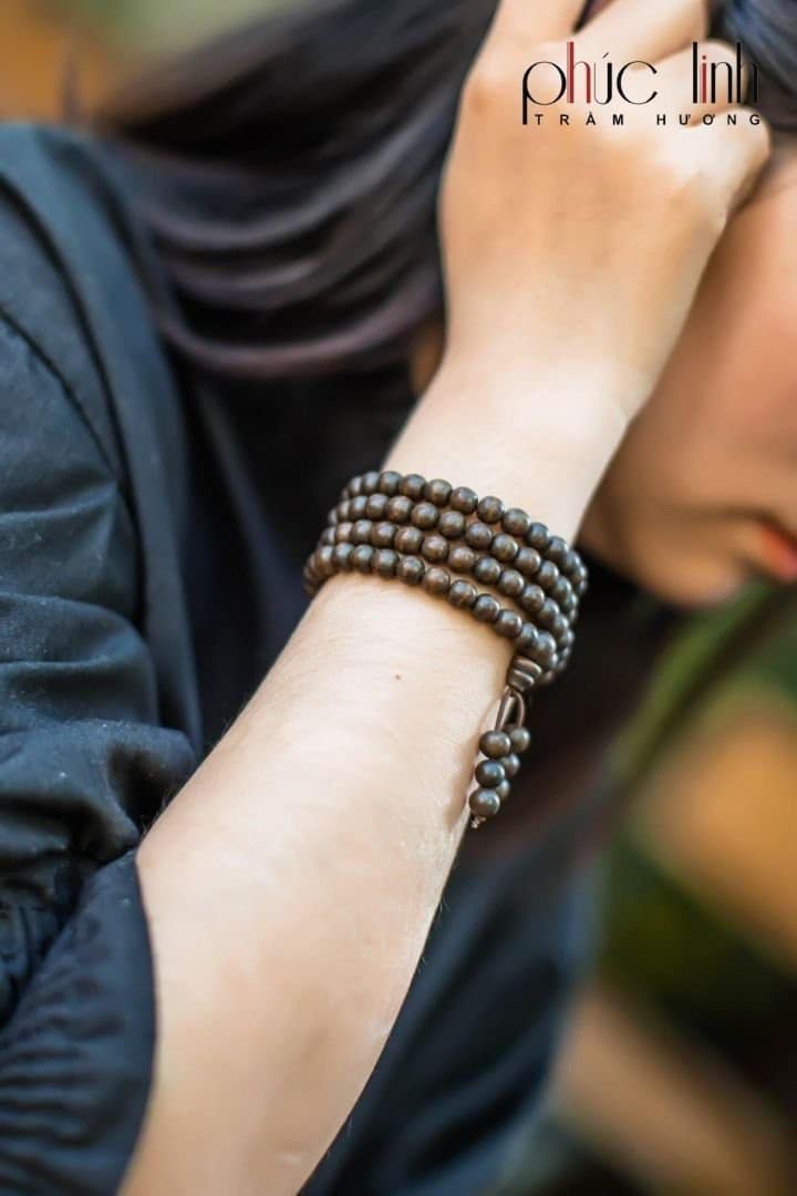 Wearing Agarwood bracelets allows us to be more serene and calm in the face of various challenges in life.