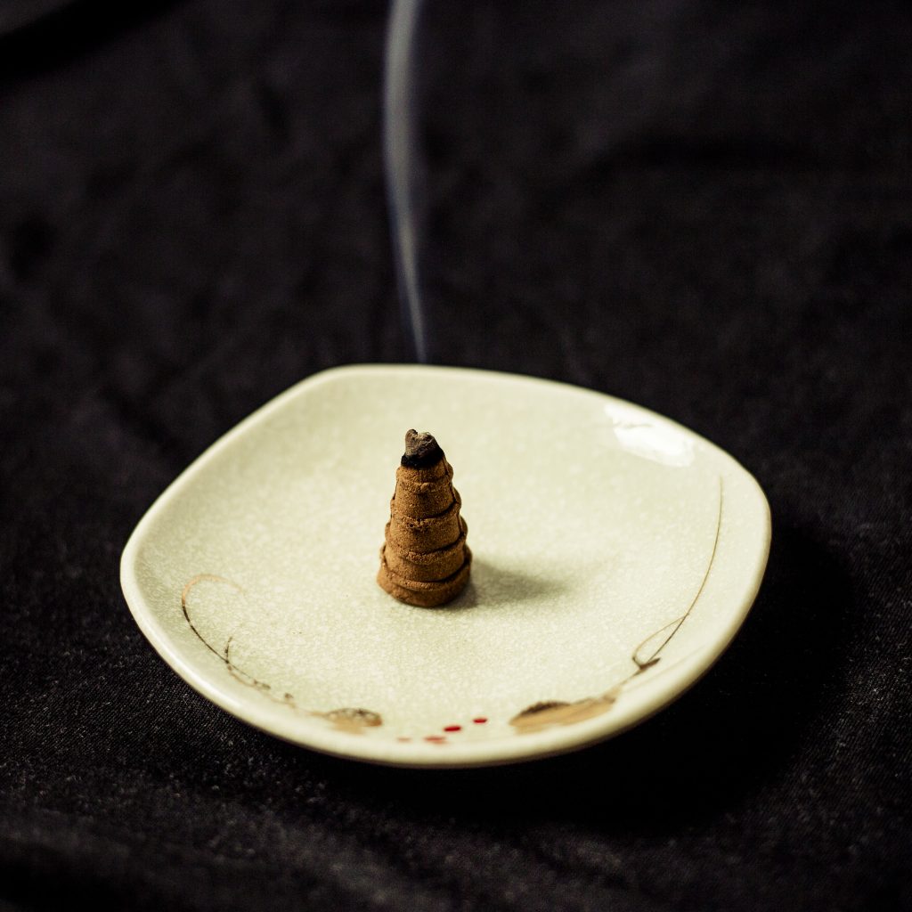 Why won't my incense cone stay lit? Use a small, flat bottom plate. Place the Incense cones in the center of the plate to help it stand more firmly.