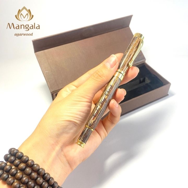 MANGALA Premium Agarwood Pen has a pen body made of Agarwood Chip and can engrave letters and names on the pen body as a Gift