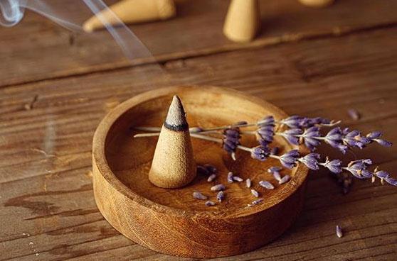 How To Burn Incense Cone Without A Holder? Agarwood Cones With A Gentle Scent, So The Use Of Incense Cones Will Help Calm The Mind, Relax The Mind, And Be More Comfortable And Comfortable After Hours Of Studying And Working Stress.