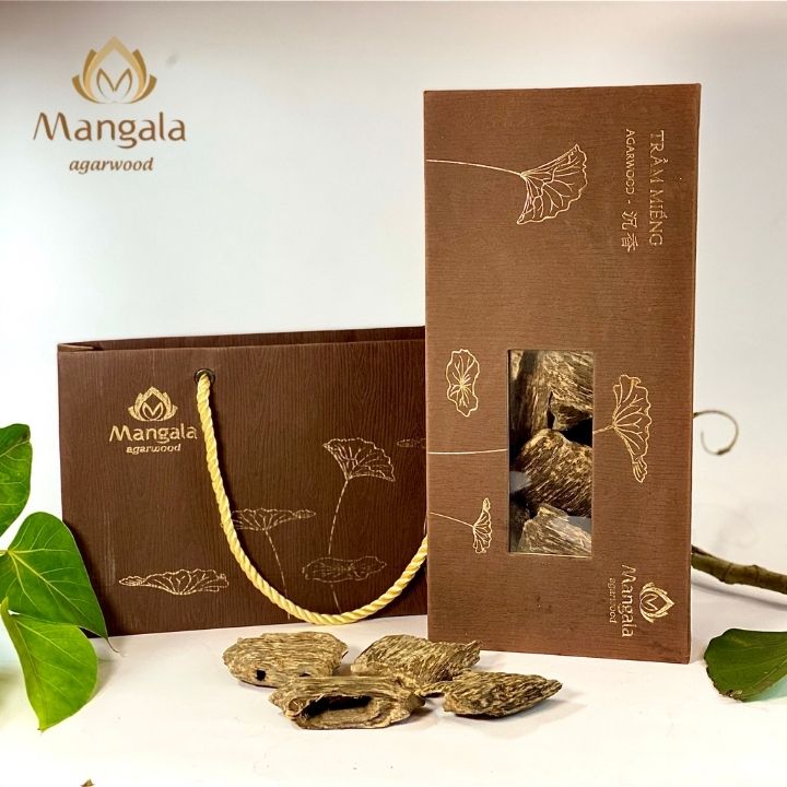 Agarwood items with the idea of sending pleasant things, peace, and happiness are known as gift giving.