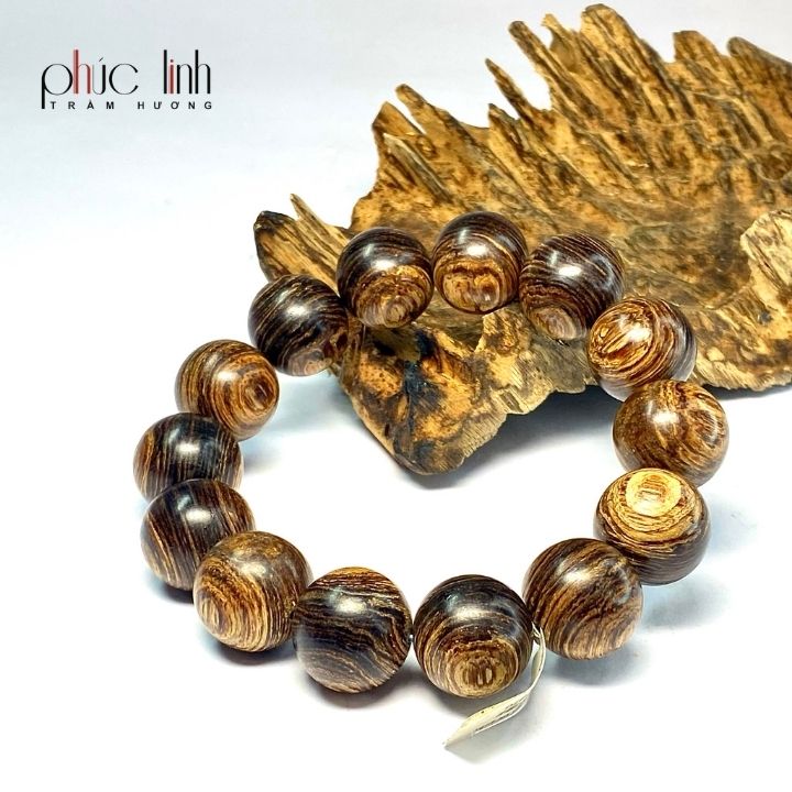 Phuc Linh Men's Agarwood Bracelet 16mm is a feng shui piece of jewelry that many men choose to carry with them.