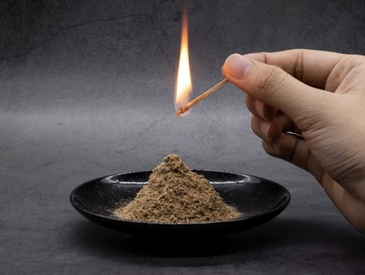 Burn agarwood powder with a moderate flame that is appropriate for the amount of powder and the amount of burning space