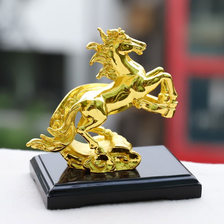 Tượng Ngựa mạ vàng phong thủy đem đến nhiều tài lộc và may mắn cho Canh Ngọ.