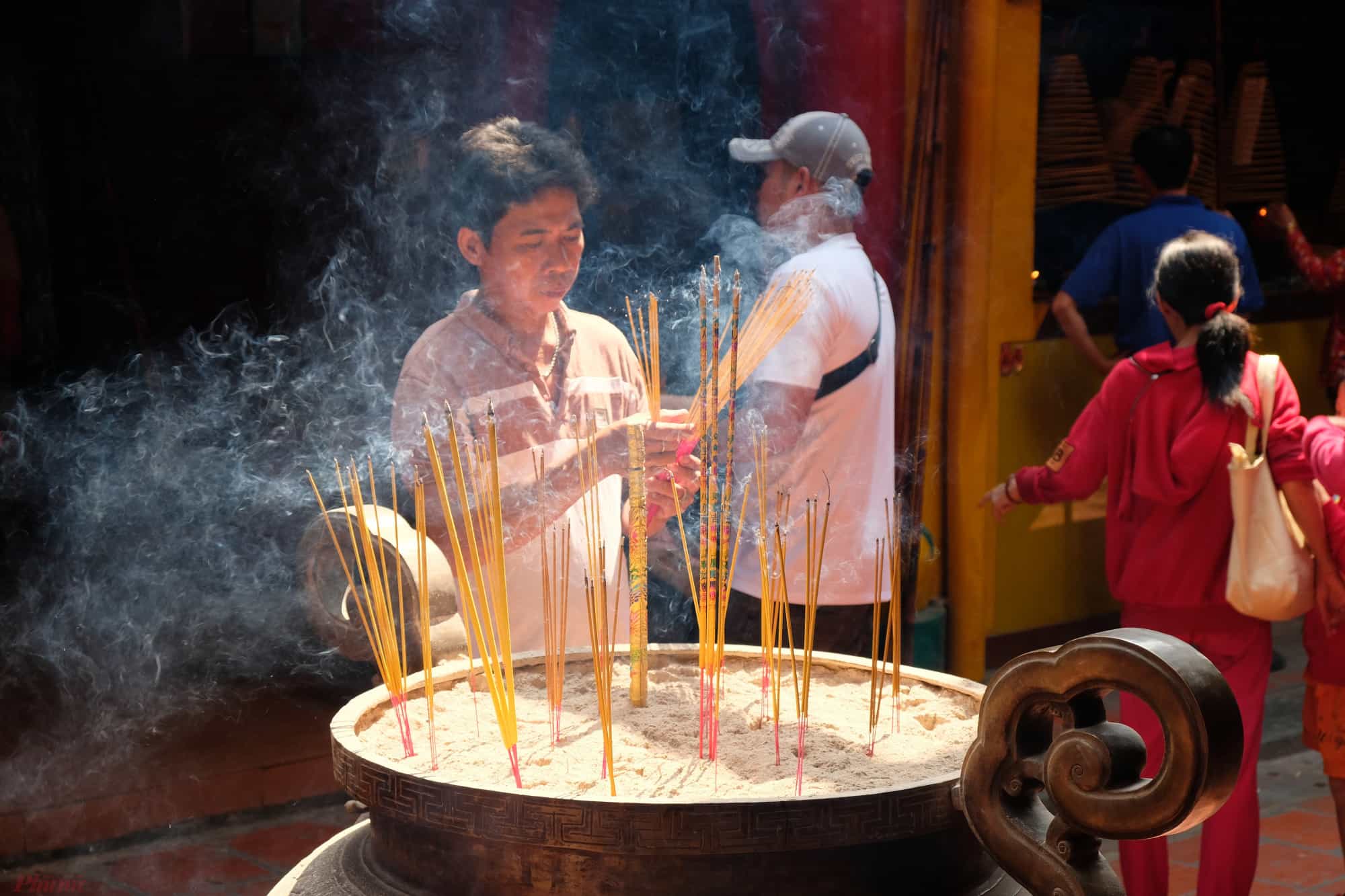 Thói quen dâng hương là một tập tục lâu đời của người Việt